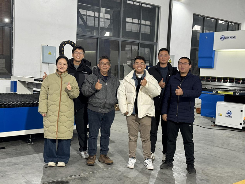 O cliente indonésio visita nossa fábrica para a aceitação do equipamento e a visita do site do usuário final